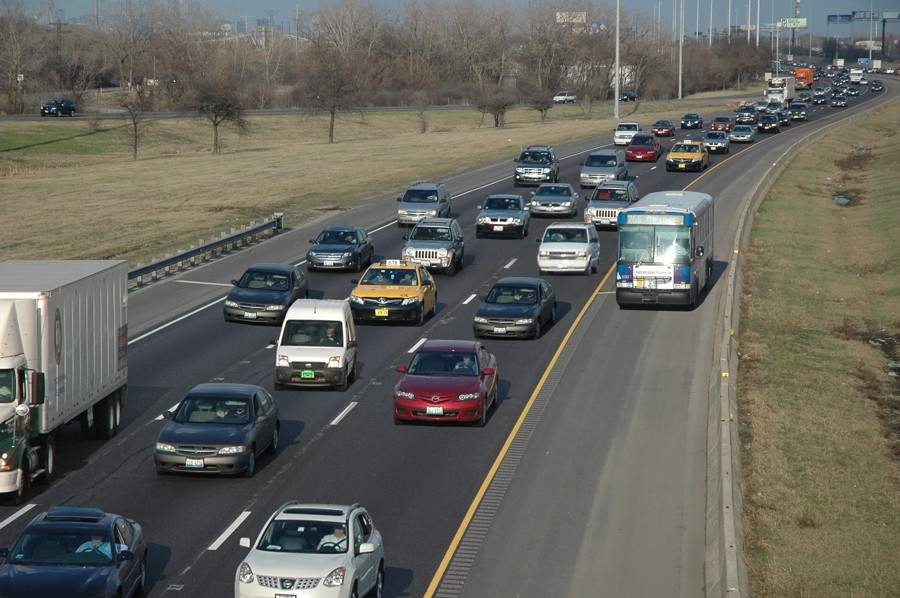 Photo of BOS operations in Chicago with a local transit bus utilizing the left shoulder of the highway. The three travel lanes adjacent are congested, while the bus is traveling under free-flow conditions.