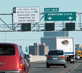 Photo shows left lane dynamic shoulder open, indicated by green arrow.