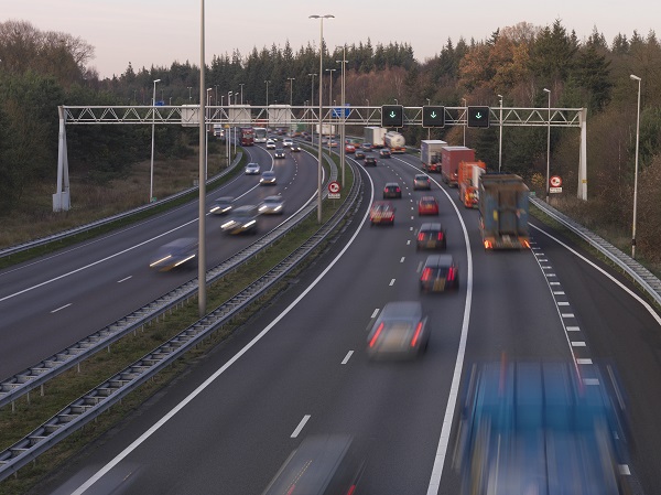 Photo shows right lane dynamic shoulder open, indicated by green arrow above the lane.