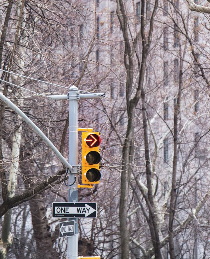 Right turn light mounted on a poll