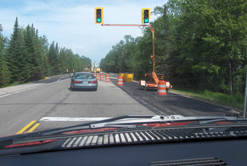 Self-adjusting temporary traffic signal